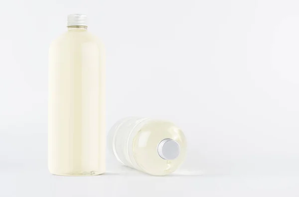 Conjunto Duas Garrafas Plástico Transparente Altura Deitado Com Bebida Fresca — Fotografia de Stock
