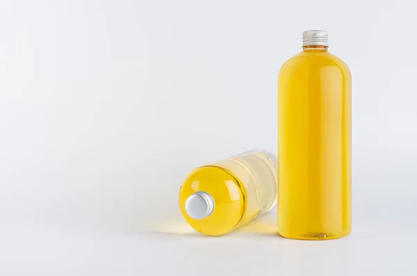 Σύνολο Από Δύο Διαφανή Πλαστικά Ψηλά Μπουκάλια Στέκεται Και Βρίσκεται — Φωτογραφία Αρχείου