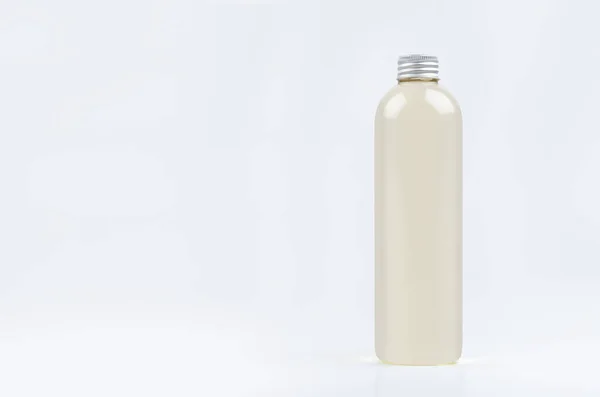 Frasco Fino Plástico Transparente Altura Com Bebida Fresca Pálida Óleo — Fotografia de Stock