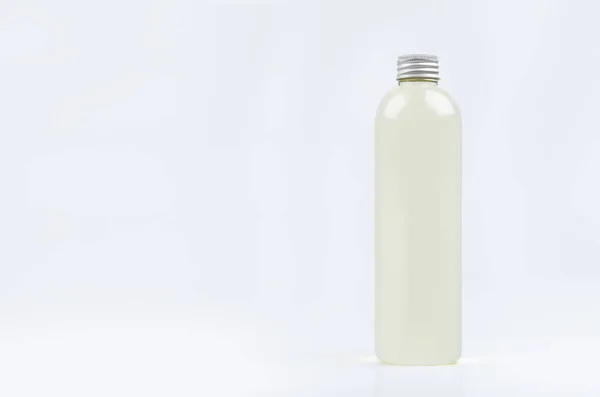 Frasco Fino Plástico Transparente Altura Com Bebida Fresca Pálida Óleo — Fotografia de Stock
