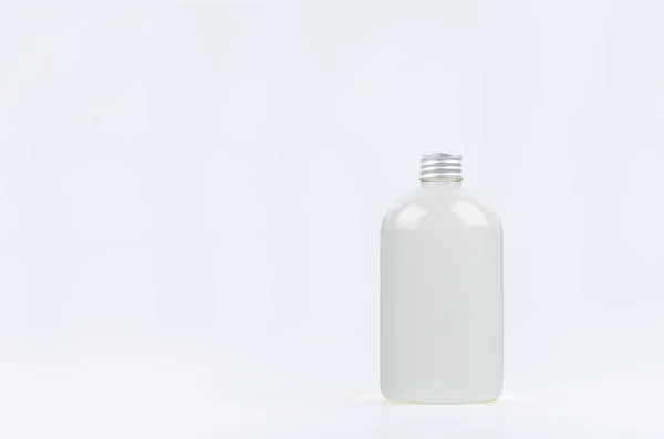 Прозрачная Пластиковая Бутылка Низкой Толщины Водой Косметический Продукт Макетом Серебряной — стоковое фото