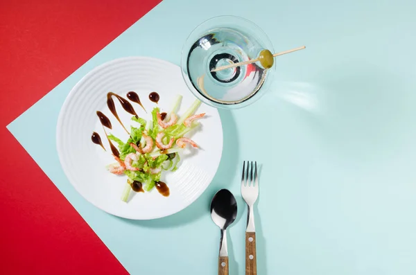 Comida Elegante Estilo Color Tendencia Ensalada Verde Con Camarones Cóctel — Foto de Stock