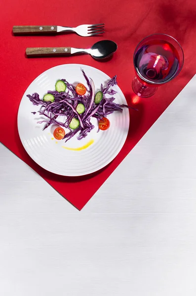 Nyers Egészséges Saláta Lila Káposztával Piros Paradicsom Uborka Ital Kemény — Stock Fotó