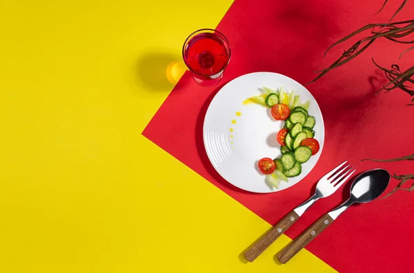 Nyers Egészséges Saláta Piros Paradicsom Uborka Zeller Fehér Tányéron Kemény — Stock Fotó