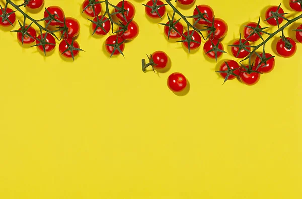 Manojos Tomate Cereza Brillante Luz Dura Con Sombra Sobre Fondo —  Fotos de Stock