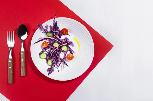 Szerves Vegetáriánus Saláta Zöldség Vörös Káposzta Olaj Fehér Tányéron Napsütéses — Stock Fotó
