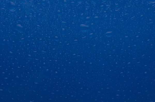 ブルーのウルトラマリンウェットウォーターが質感を落とします 明るい雨の背景 — ストック写真