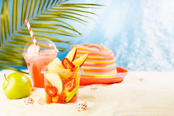 新鲜的水果沙拉在透明的外卖盒里 配上冷饮 绿色的苹果在热带夏季海滩上 配上棕榈 阳光明媚的海景 食物和海滩度假 — 图库照片