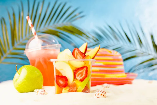 Fresh Summer Takeaway Food Tropical Beach Fruit Salad Cold Drink — 스톡 사진