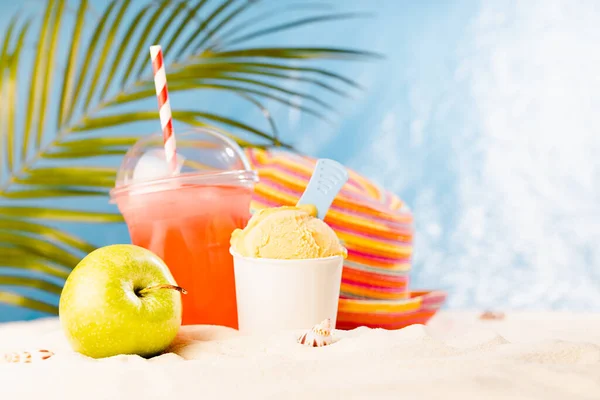 Desfrute Verão Piquenique Praia Tropical Com Coquetel Frutas Frias Sorvete — Fotografia de Stock