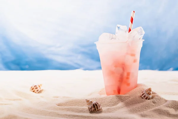 Cocktail Morango Fresco Praia Tropical Sol Brilha Com Vista Para — Fotografia de Stock