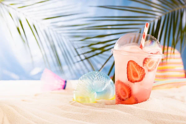 Férias Praia Tropical Com Cocktail Rosa Enlameado Frio Chapéu Sol — Fotografia de Stock