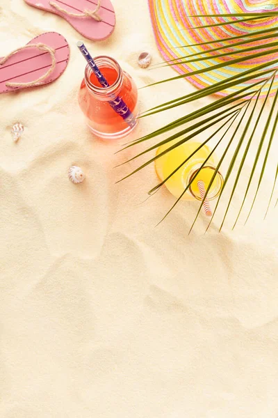 Radostná Letní Dovolená Pláži Piknik Moři Palmovým Listem Studené Nápoje — Stock fotografie