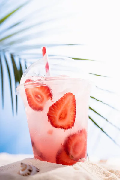 Cóctel Fresas Recién Empañadas Playa Tropical Bajo Sol Con Vistas — Foto de Stock