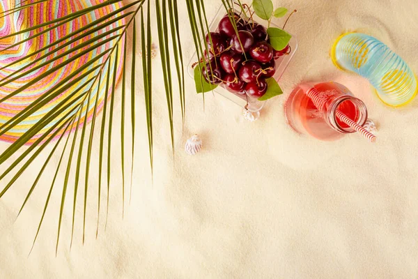Letní Tropický Odpočinek Písečné Pláži Pozadí Studený Ovocný Nápoj Sluneční — Stock fotografie