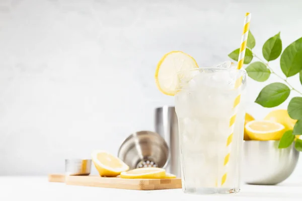 Здоровий Вітамінний Лимонний Напій Приготування Якій Світло Білій Кухні Мармуровою — стокове фото