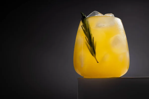 Saftiger Orangefarbener Sommercocktail Mit Eis Grüner Rosmarinzweig Glas Auf Sockel — Stockfoto