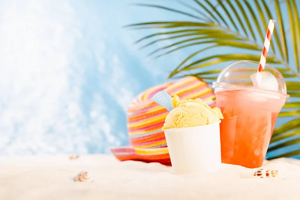 Καλοκαιρινές Διακοπές Στην Παραλία Πικνίκ Κρύα Φρούτα Κοκτέιλ Παγωτό Πράσινο — Φωτογραφία Αρχείου