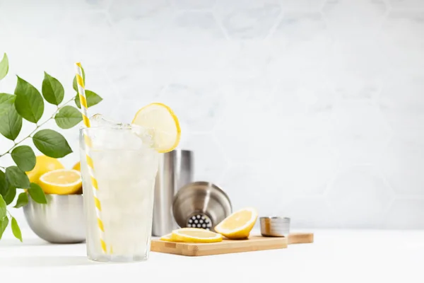 Taze Limon Suyu Pişirme Limonata Olgunlaşmış Limonata Gümüş Kaseli Buzlu — Stok fotoğraf