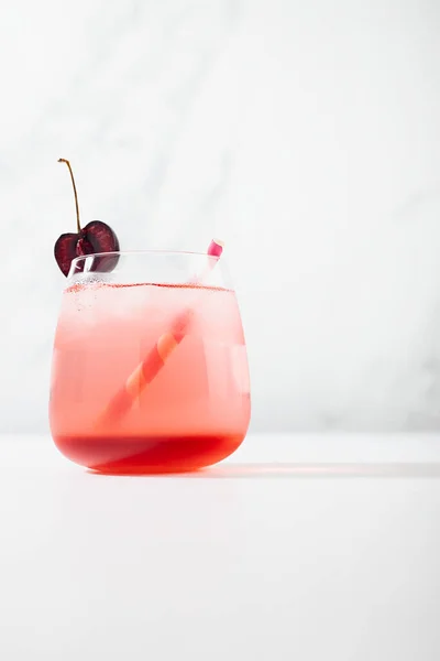 Kall Färsk Frukt Sommar Skiktad Alkohol Cocktail Med Körsbär Likör — Stockfoto
