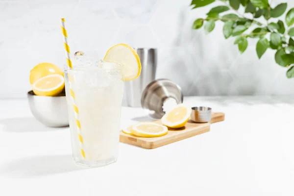 Sis Dolu Bardakta Yapımı Limonata Pişiriyorum Çinde Malzeme Sarı Limon — Stok fotoğraf