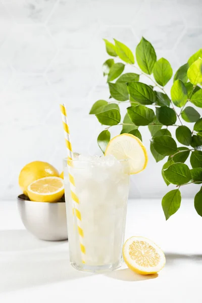 Bebida Tónica Limón Fresco Limones Orgánicos Vidrio Nebulizado Con Cubitos —  Fotos de Stock