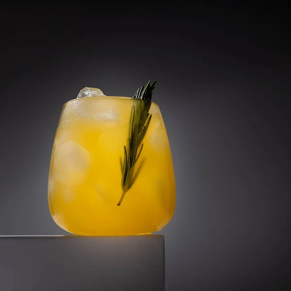 Kalter Schlammiger Frischer Orangencocktail Mit Rosmarinzweigen Eis Glas Auf Dem — Stockfoto