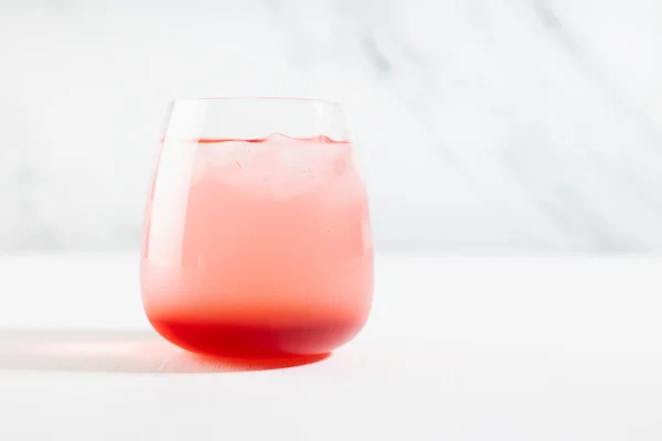 Kall Körsbär Lager Cocktail Med Mistat Glas Solljus Mjukt Ljust — Stockfoto