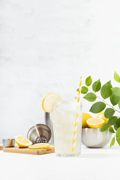 Sağlıklı Vitamin Limon Içeceği Yumuşak Açık Beyaz Mutfakta Mermer Fayanslı — Stok fotoğraf