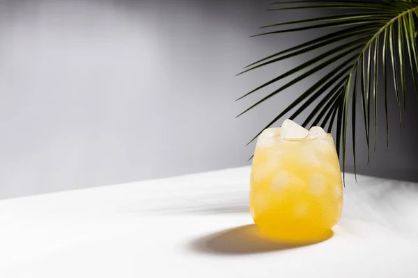 Vernebelter Tropischer Orangensaft Mit Eiswürfeln Glas Auf Dem Podium Sonnenlicht — Stockfoto