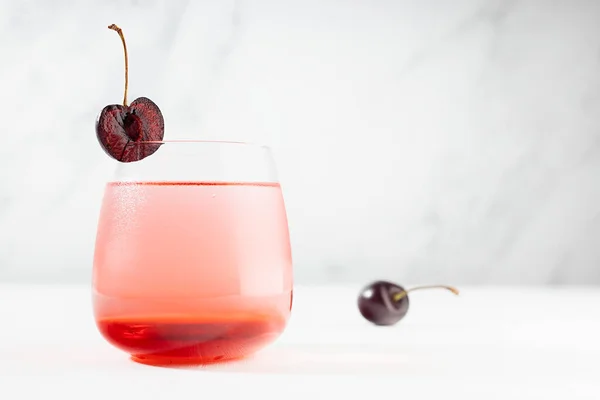 Verano Refrescante Limonada Fría Saludable Con Jarabe Cereza Rebanada Fruta — Foto de Stock