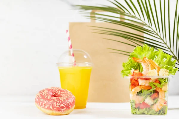 Comida Saludable Con Zumo Naranja Fresco Ensalada Tropical Paquete Plástico — Foto de Stock