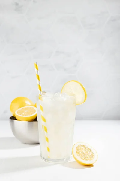 Домашній Традиційний Освіжаючий Холодний Кислий Лимонад Наливається Напій Льодом Солома — стокове фото