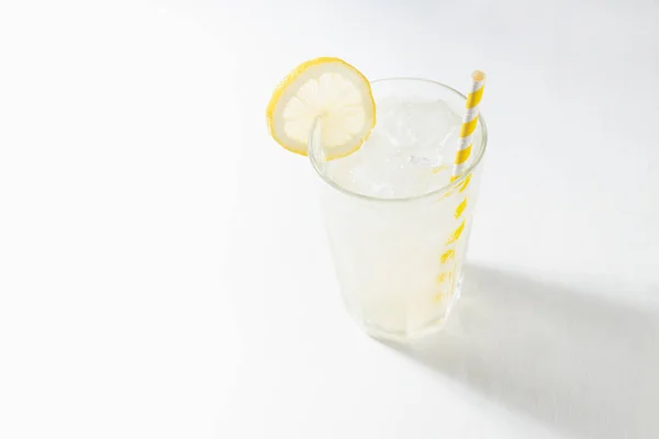 Frische Sommer Hausgemachte Limonade Vernebelten Glas Mit Eis Stroh Sonnenlicht — Stockfoto