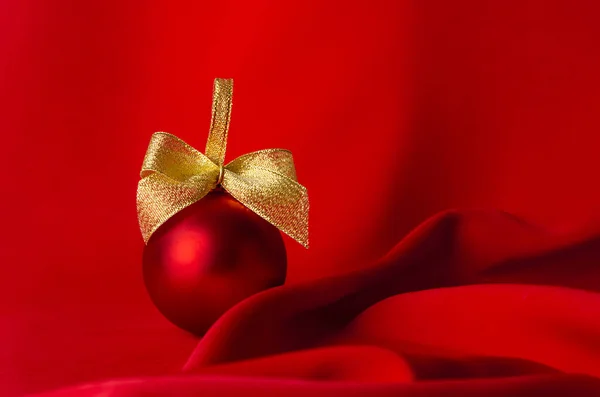 Decoração Natal Rico Bola Vermelha Com Fita Dourada Sobre Fundo — Fotografia de Stock
