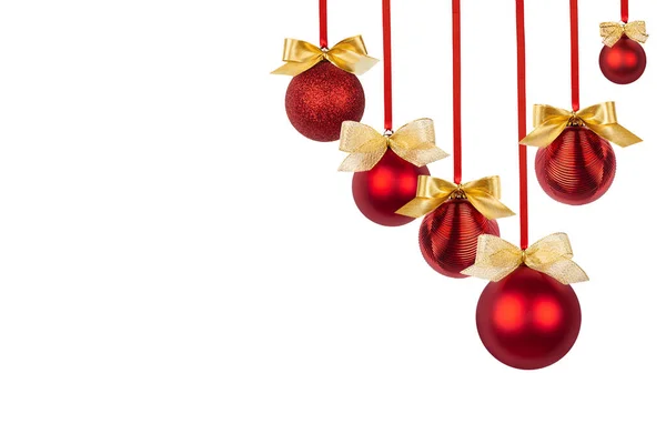Красные Глянцевые Рождественские Шарики Золотыми Блестящими Бантами Висят Ряд Лентах — стоковое фото