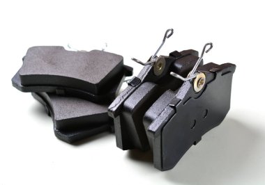 Beyaz arka planda disk frenleri için fren pedleri. Araba tamiri, fren tamiri, araba bakımı. Boşluğu kopyala.