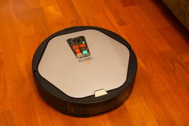 Robot elektrikli süpürge parke zeminini temizler ve yıkar, üst manzara, yazı için yer. Evdeki temizlik konsepti. kopyalama alanı. düz yat.