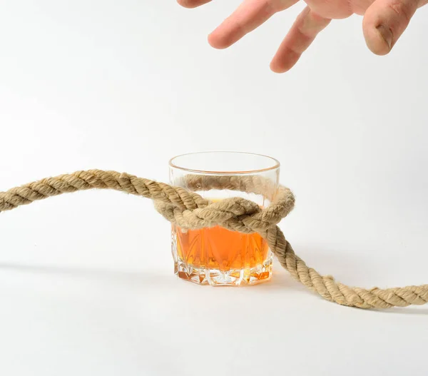Bicchiere Con Alcol Legato Nodo Corda Mano Uomo Sta Cercando — Foto Stock