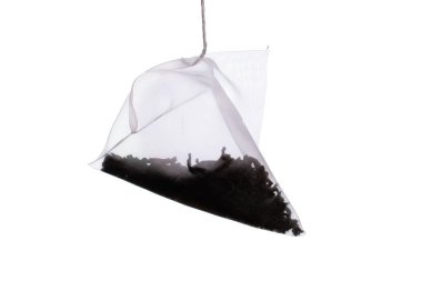 Beyaz arka planda çay poşeti. Boşluğu kopyala.