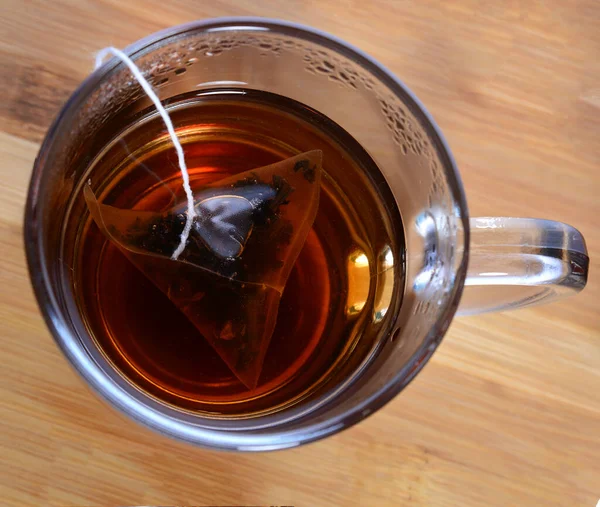 Fabricou Saco Chá Preto Uma Caneca Transparente Uma Mesa Madeira — Fotografia de Stock