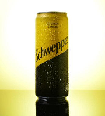 Rusya 11-10-2020 Schweppes açık sarı arka planda teneke bir kutuda içiyor