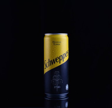 Rusya 11-10-2020 Schweppes siyah arka planda su damlaları olan bir teneke kutuda içiyor
