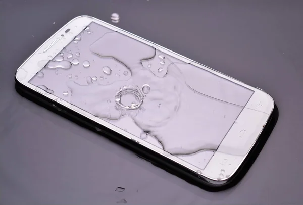 Biały Smartfon Spadł Kałuży Wody Pęknięty Ekran Góry Kapiące Krople — Zdjęcie stockowe