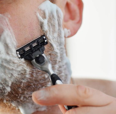 Köpüklü jiletle insan manzarası. yakın plan.