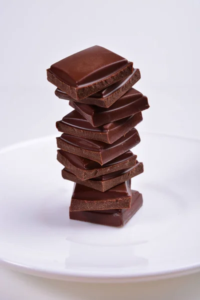 Vertikální Pyramida Kousků Tmavé Čokolády Bílém Talíři Kopírovat Prostor — Stock fotografie