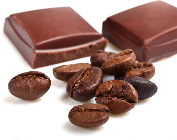 Bitar Choklad Och Rostade Kaffebönor Isolerade Vitt Kopieringsutrymme — Stockfoto