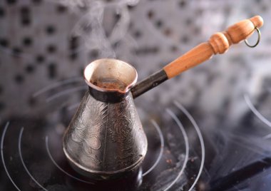 Elektrikli ocakta kahve kaynatıyorum. Boşluğu kopyala.