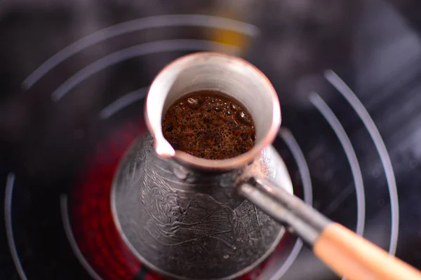 電気ストーブの上でオーブンでコーヒーを沸かす コピースペース — ストック写真
