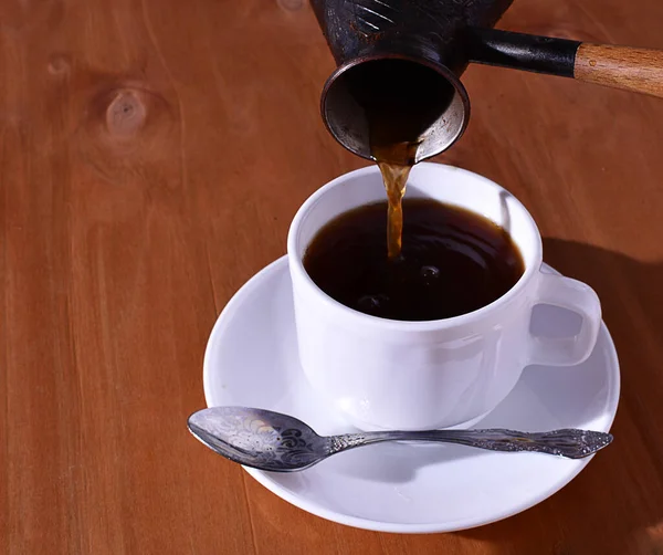 Vista Del Café Caliente Vierte Desde Turco Una Taza Blanca — Foto de Stock